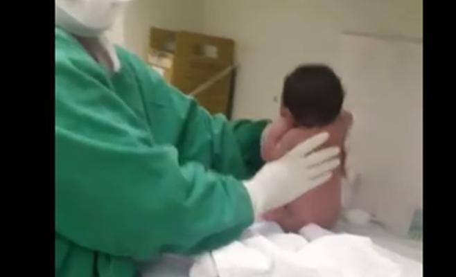 فيديو رضيع يمشي بعد دقائق من