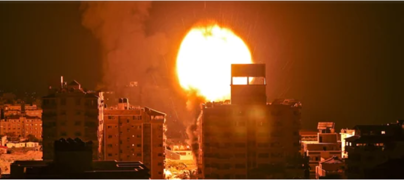 غارات إسرائيلية مكثفة تقطع الكهرباء عن