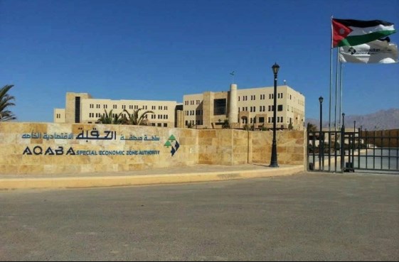 بخيت يعزل 14 موظفا في سلطة