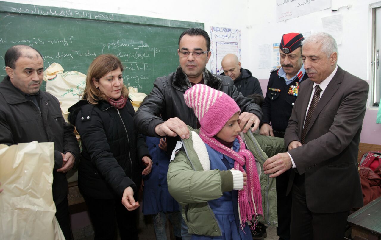 البر والإحسان توزع ملابس الشتاء والطرود