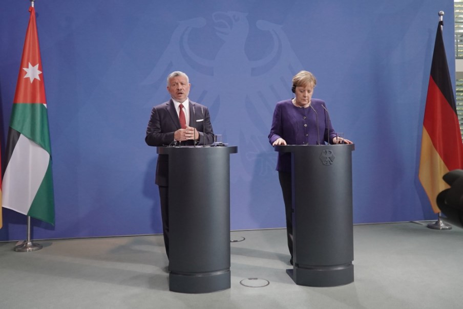 الملك وميركل يؤكدان ضرورة وقف إطلاق