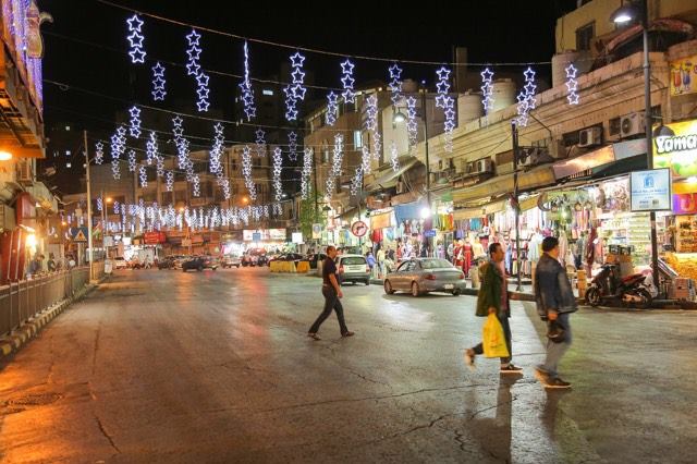 غرفة تجارة عمان تنير شوارع تجارية