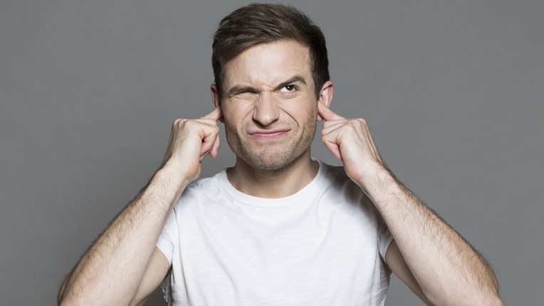 لماذا يكره البعض أصواتهم عند سماعها؟