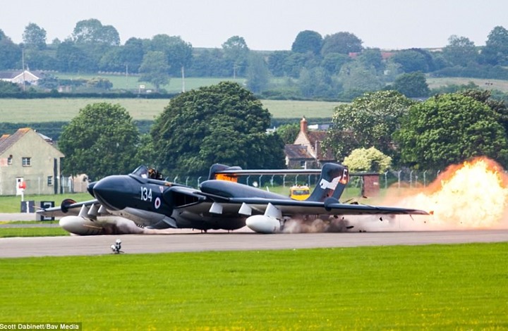 تحطم طائرة حربية بريطانية نادرة أثناء