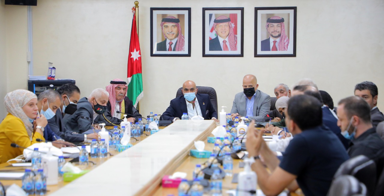 “العمل النيابية” تدعو لاعتماد جواز سفر