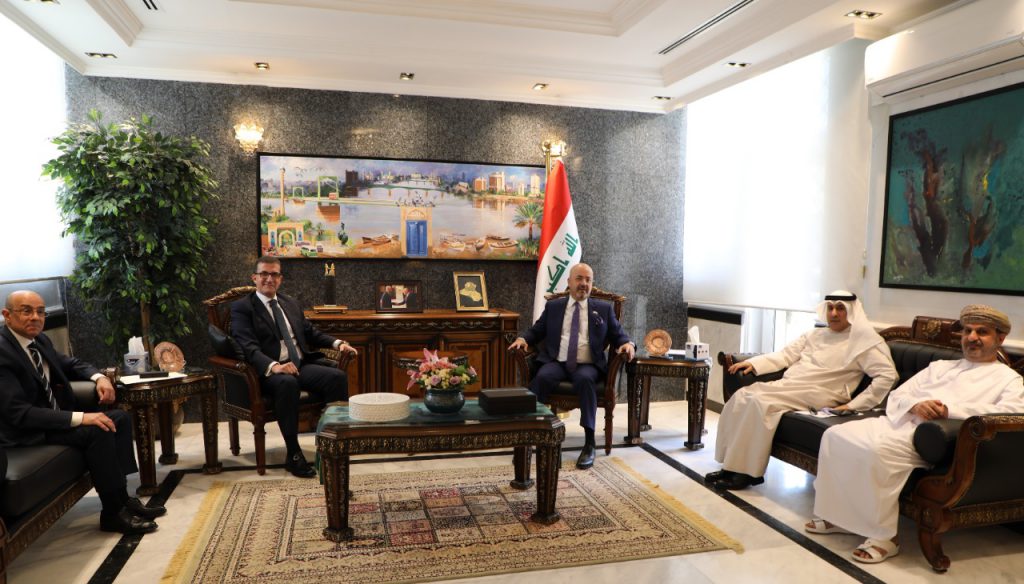 5 سفراء عرب بالسفارة العراقية و«العميد