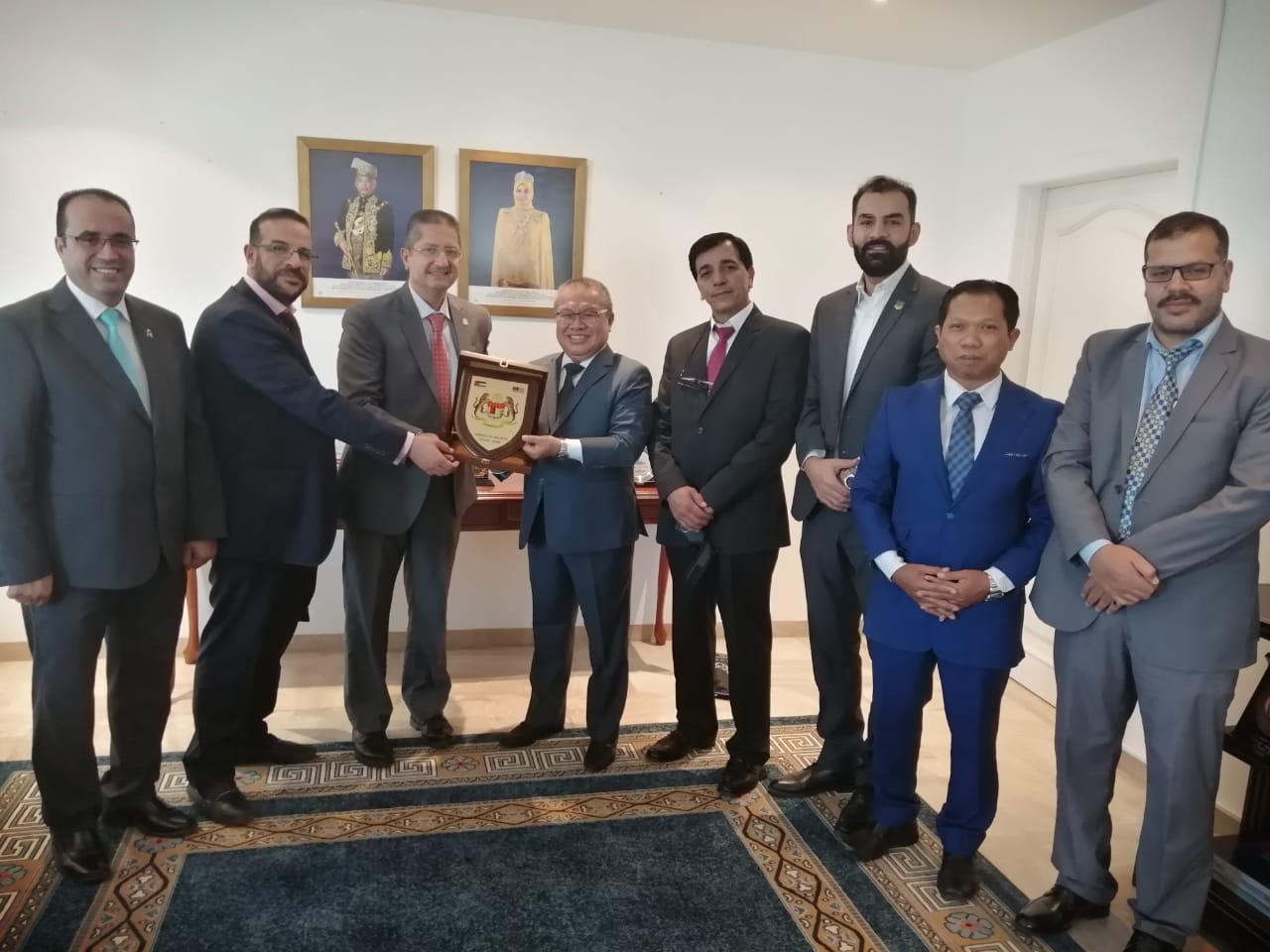 وفد من جمعية خريجي الجامعات الماليزية