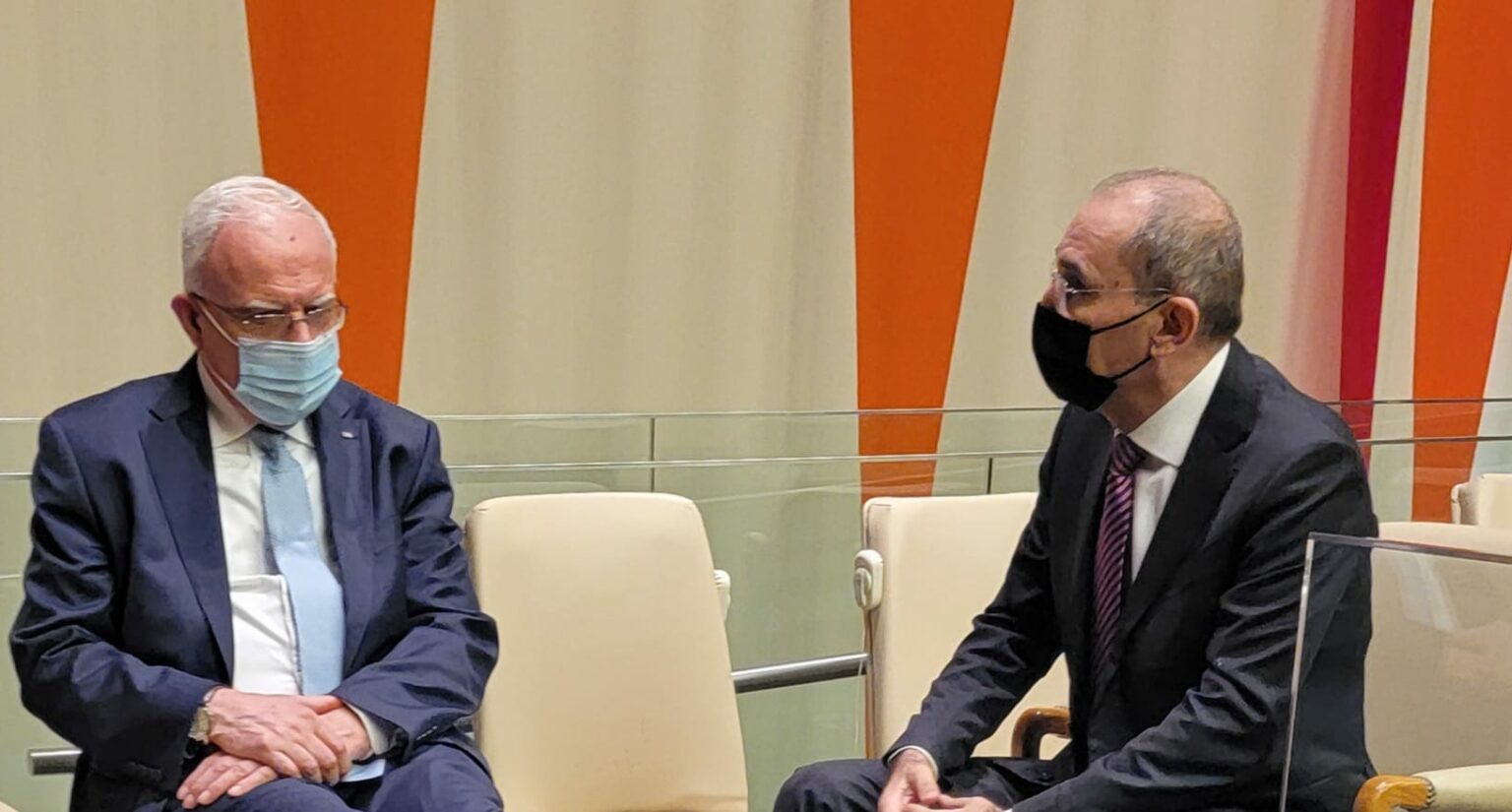 الصفدي يبحث سبل وقف التصعيد مع