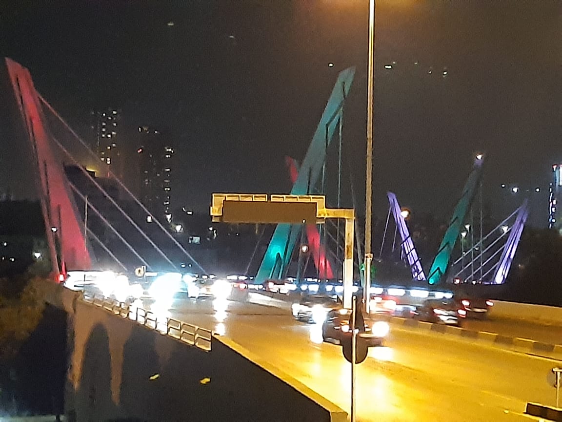 إضاءة جسر عبدون بألوان العلم الفلسطيني