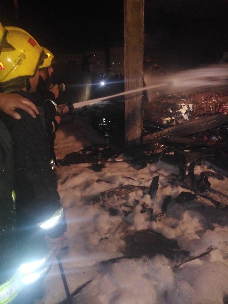 حريق داخل مستودع مواد تجميل يحتوي