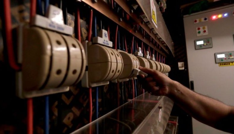 الكهرباء الوطنية: انقطاع التيار الكهربائي يحدث