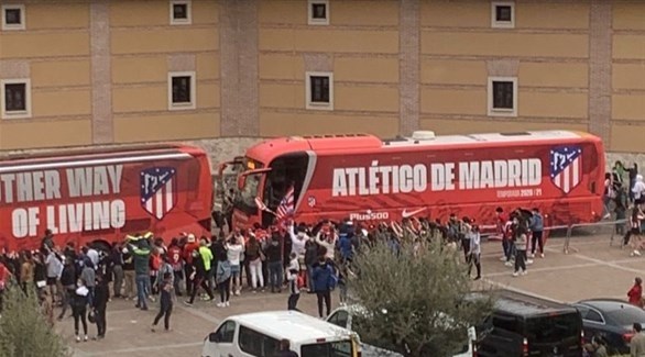 مشجعون يستقبلون حافلة أتلتيكو في بلد