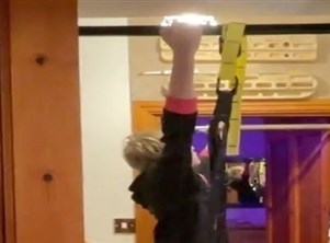 يحول منزله إلى مضمار تسلق ليساعد