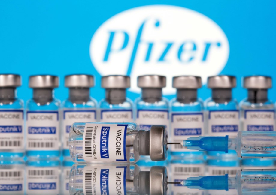 لقاحا فايزر وأسترازينيكا فعالان ضد المتحور