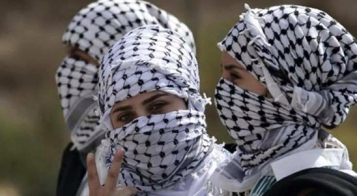 غوغل يربط الكوفية الفلسطينية بالإرهاب ويثير