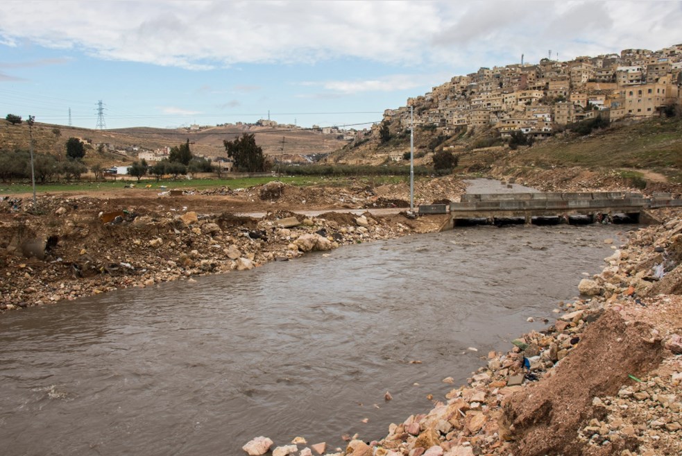 جثة طفل بجانب «سيل الزرقاء»