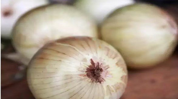 كيف يساعد تناول البصل النيء على