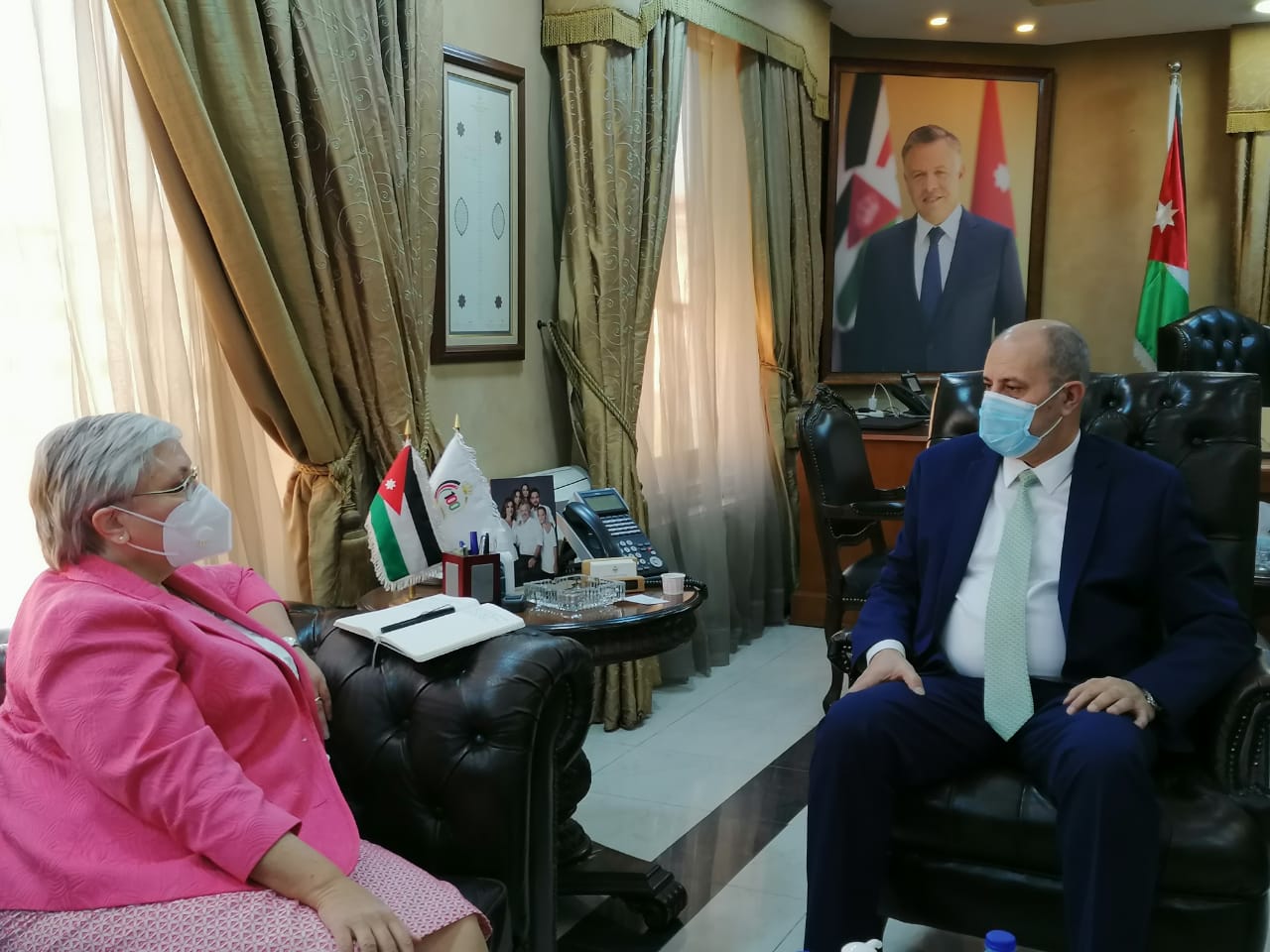 وزير العمل يلتقي السفيرة الكندية