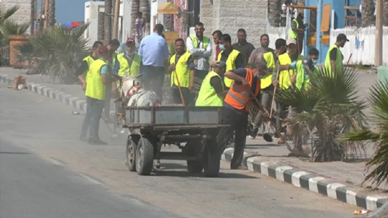 «ح نعمرها».. شباب غزة يهبون لتنظيف