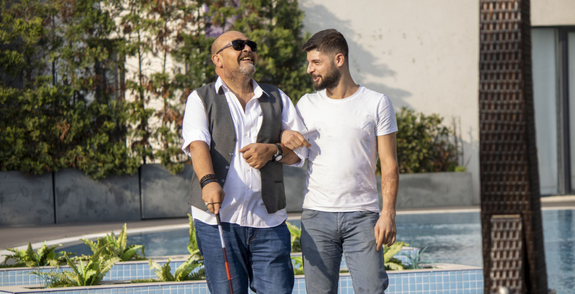 فيديو لأعمى يستعيد نظره جزئيا.. استطاع