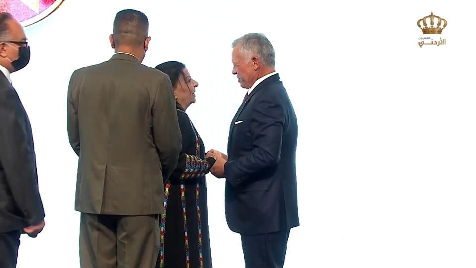 الملك في موقف إنساني يتقدم للسلام