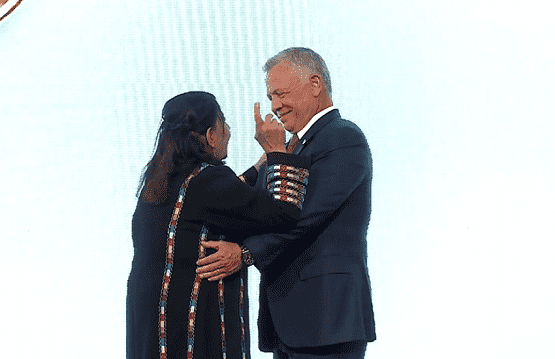 العاص تغني للملك خلال تكريمها