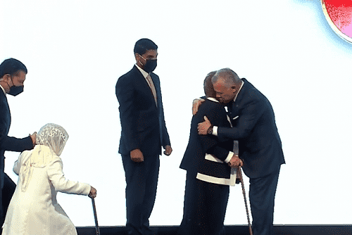 الملك يعانق هيفاء البشير