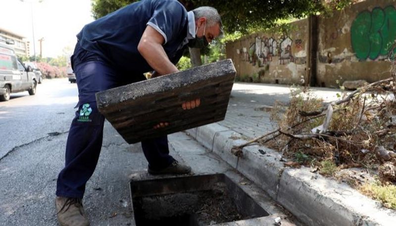 صور.. لبناني يجد حلا لأغطية الصرف