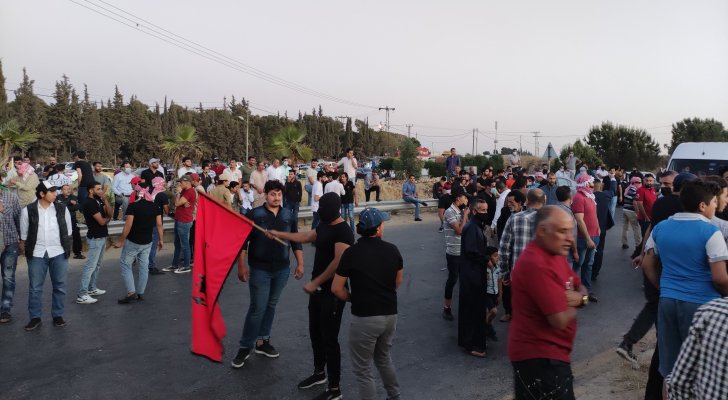 مناصرو العجارمة يغلقون طريق البحر الميت..