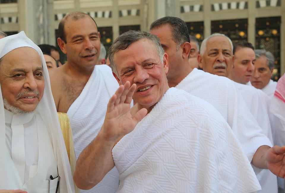 بالصور .. الملك يؤدي مناسك العمرة