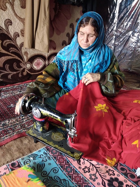 غجرية تتحدى الظروف وتنهض بواقع أسرتها