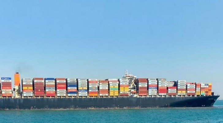 نجاح تعويم سفينة جانحة جديدة بقناة