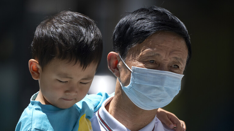 مدينة صينية تغلق حيا بالكامل وتأمر