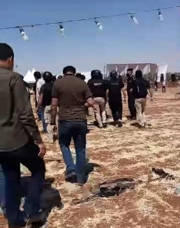 قوة أمنية تهدم خيمة المؤازرة للنائب