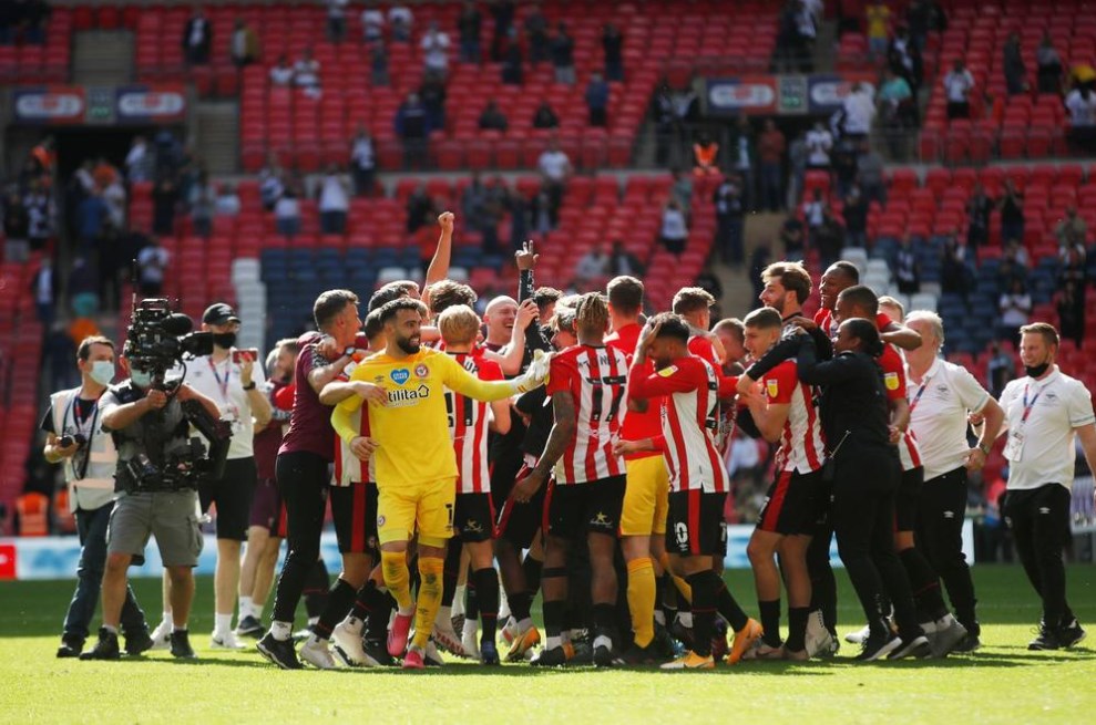 برينتفورد يدخل التاريخ ويصعد إلى الدوري