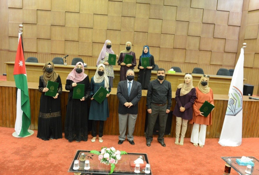 حفل بتخريج دورة في تطبيقات الحاسوب