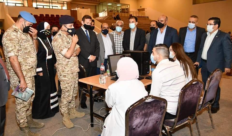 العميد الزعبي يتفقد مركز تطعيم التكنولوجيا