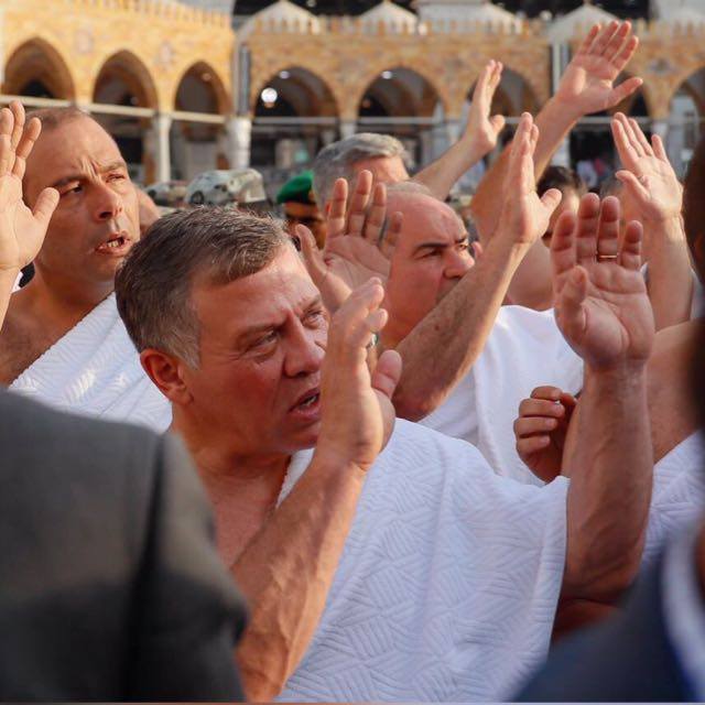 بالفيديو: الملك يؤدي مناسك العمرة