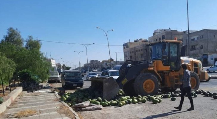 أمانة عمان تزيل بسطة بطيخ بجرافة