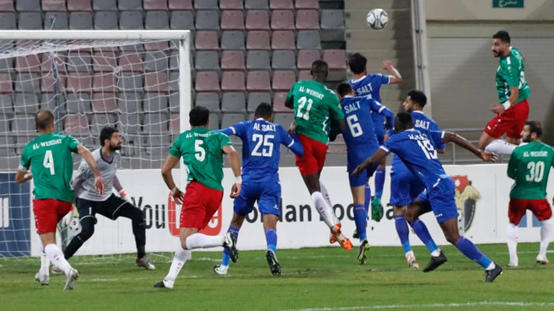 لاعبون يحتجبون عن التدريبات .. ومدربون