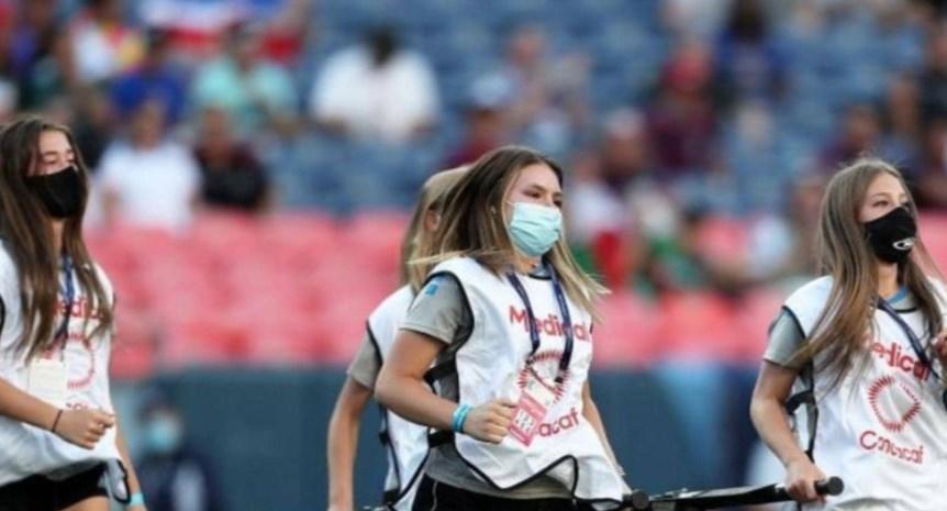 في مباراة كرة قدم.. فريق إسعاف