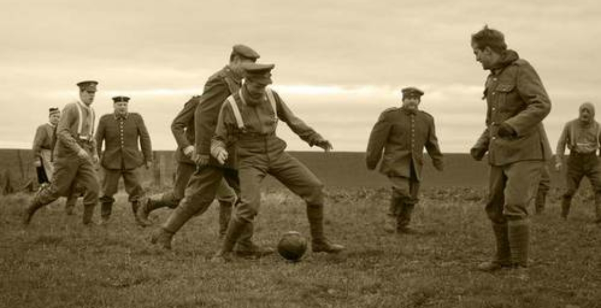 تركوا سلاحهم ليرقصوا ويلعبوا الكرة مع