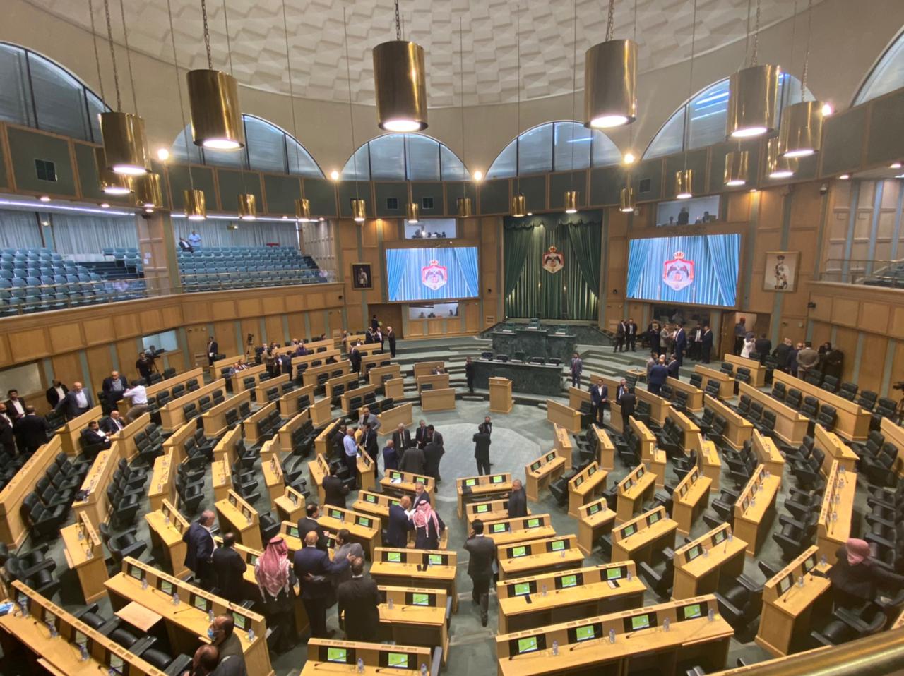 بالفيديو.. النواب يعيّشون لـ الملك ويفصلون