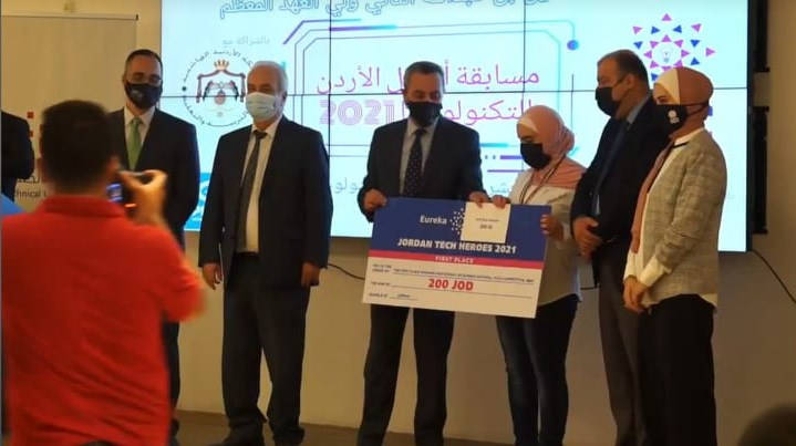 أبو قديس يكرم الطالبة لينا شوقي