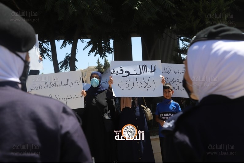 اعتصام أمام مبنى محافظة العاصمة احتجاجا