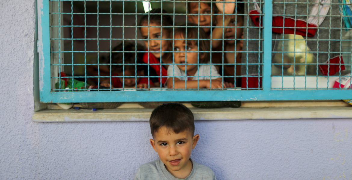 كيف تربي الأم الفلسطينية أولادها؟