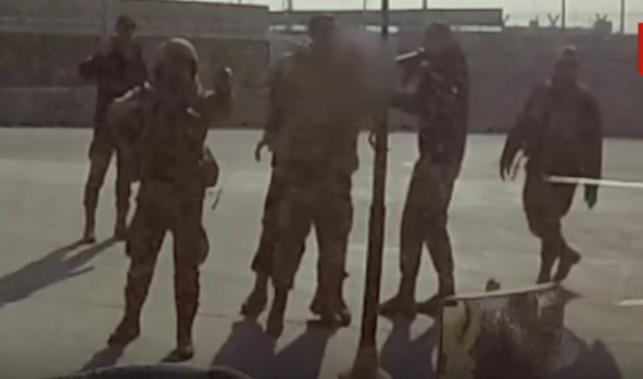 شاهد بالفيديو.. جنود أردنيون يضربون عسكريين