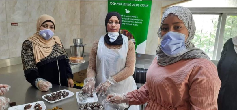 سيدات الأغوار الشمالية يطوّعن التمر ليسطرن