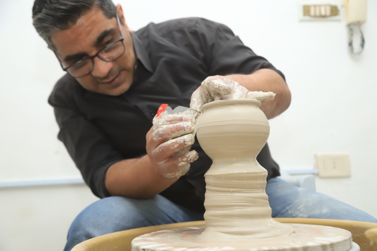 الأردني شنيور يبدع من الطين فنا