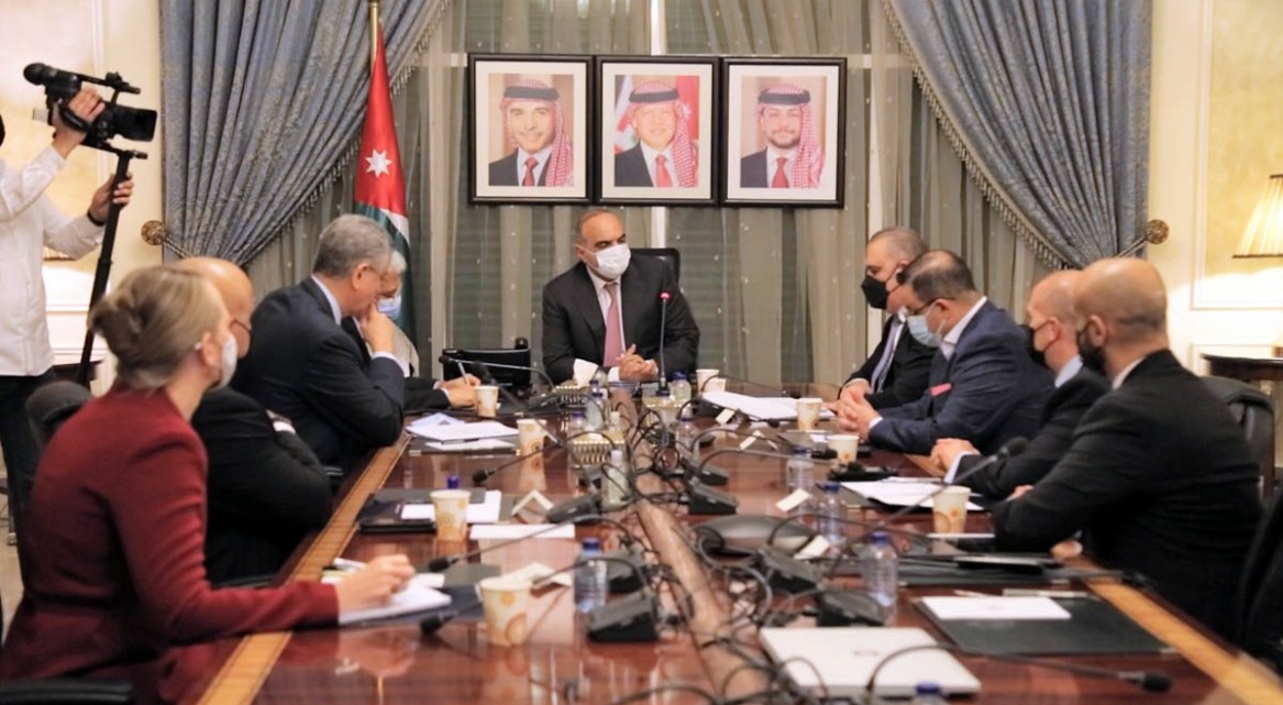 الخصاونة يلتقي وفدا من البنك الدولي..